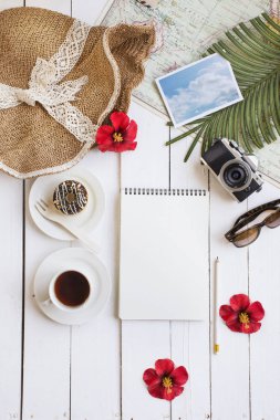 Yaz tatil seyahat planlama ve nesneler üzerinde beyaz açık kafe masa üstü.