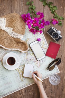 Düz yatıyordu seyahat etmek tatil nesneleri açık kafe ahşap masa üstü üzerinde planlama.