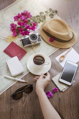 Düz yatıyordu seyahat etmek tatil nesneleri açık kafe ahşap masa üstü üzerinde planlama.