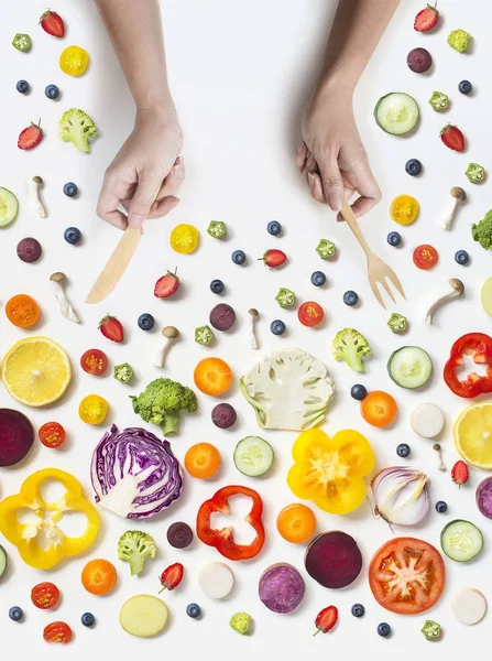 Çiğ vegan yemek yeme sağlıklı. El ile kap yemek hazır yemek.