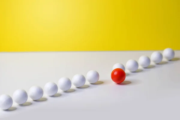 Destacado Conceitual Natureza Morta Esfera Vermelha Que Parte Uma Linha — Fotografia de Stock