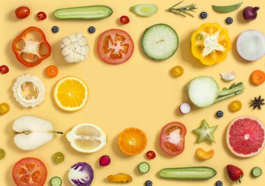 Sarı arka planda çeşitli pişmiş yemeksiz vegan gıda. Kavramsal sağlıklı yeme metin alanı hala yaşam görüntü.