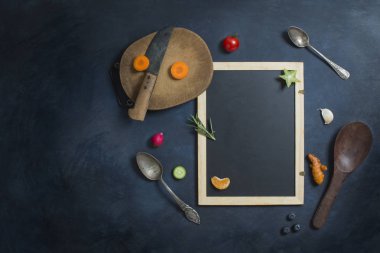 Rustik mavi arka planda gıda örnekleri ile boş Blackboard menü şablonu.