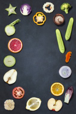 Çeşitli sebze ve meyve rustik dokulu arka plan üzerinde kesit.