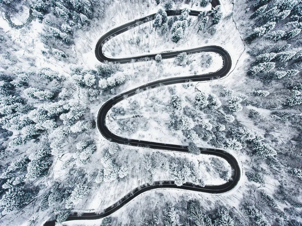 Estrada Sinuosa Nas Montanhas Tempo Inverno — Fotografia de Stock