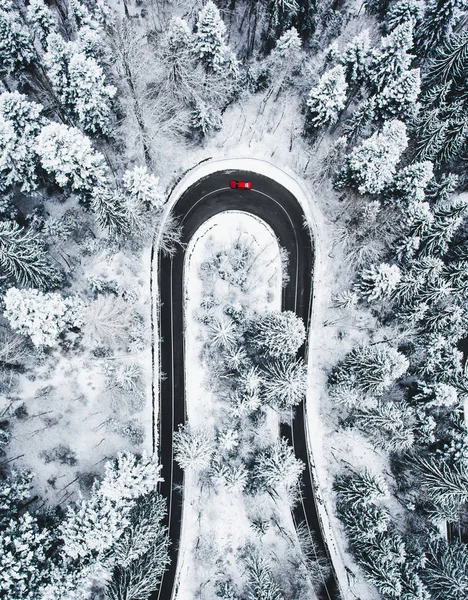 Carro Estrada Inverno Sinuosa Como Visto Cima — Fotografia de Stock