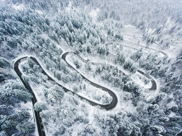 Extremo Inverno Tempo Uma Estrada Sinuosa Nas Montanhas — Fotografia de Stock