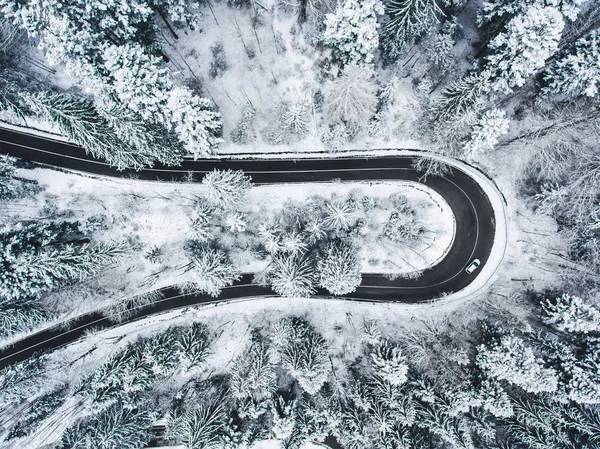 Carro Branco Passando Uma Estrada Sinuosa Extrema Inverno — Fotografia de Stock