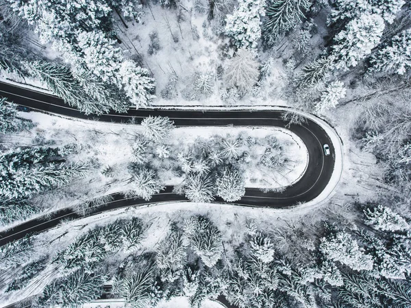 Carro Branco Passando Uma Estrada Sinuosa Extrema Inverno — Fotografia de Stock