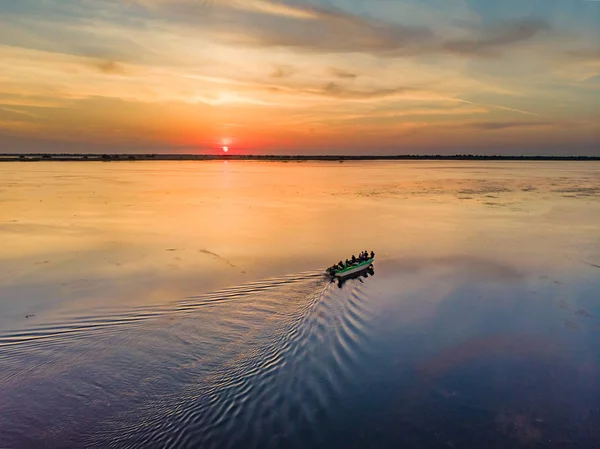 Touristen Besuchen Das Donaudelta Bei Sonnenuntergang Einem Motorboot Sonnenuntergang Donaudelta — Stockfoto