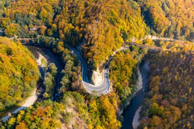 Jiului Vadisi Kanyonu panoraması ile dağ yolu yalak orman havadan görünümü