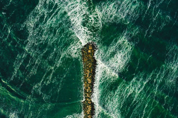波状水のしぶき波高角度のビュー — ストック写真