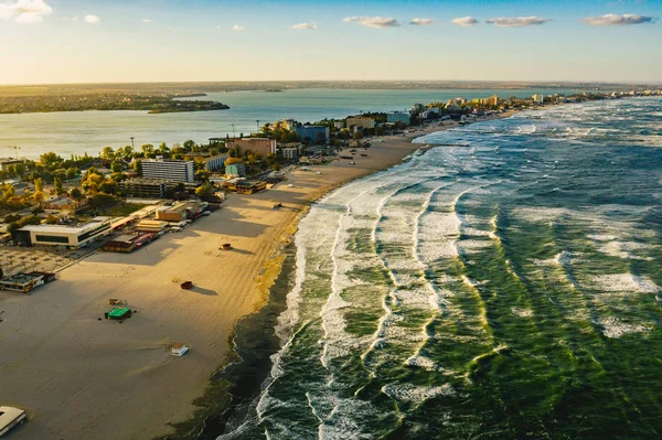 Romanya Karadeniz kıyı şeridi ve Mamaia, Constanta şehir batımında sahilde