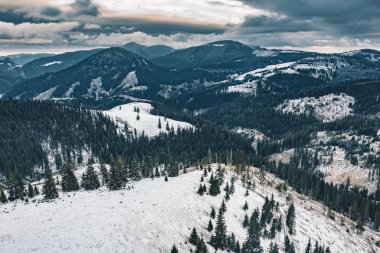 Bicaz Gorge panorama Hasmas Milli Parkı'nda, Transilvanya, Romanya. Kış havadan görünümü.