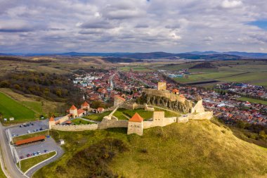 Transilvanya kalede Rupea gün batımında. Havadan görünümü.