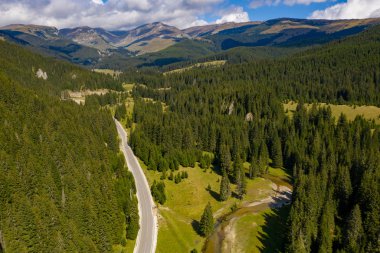 Güneşli bir günde yakın Bolboci göl, Bucegi Dağları Karpat Dağları manzara