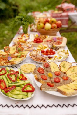 Bir brunch, Romanya ve Moldova gıda plakaları tablosuyla