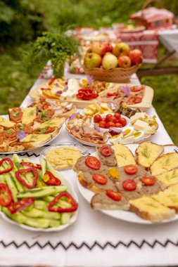 Bir brunch, Romanya ve Moldova gıda plakaları tablosuyla
