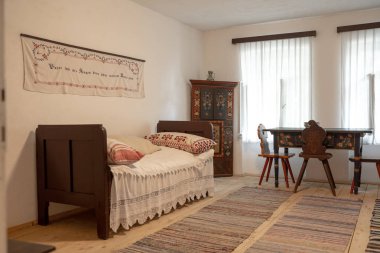 Transilvanya, Romanya - Haziran 2018: Alman Saksonlar Transylvania'da geleneksel Sakson ev iç