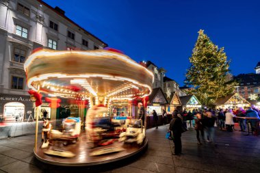 Graz, Avusturya - Aralık 2017: Graz Noel atmosferi şehrin ana Meydanı'nda