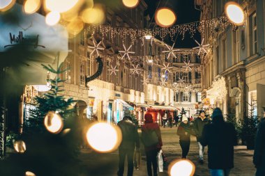 Graz, Avusturya - Aralık 2017: Graz şehir sokakları advent Noel süsleri gece. Noel ışıkları arasında vurdu.