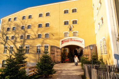 Salzburg, Avusturya - Aralık 2017: Stigl bira Stiegl-Brauwelt fabrika girişinde