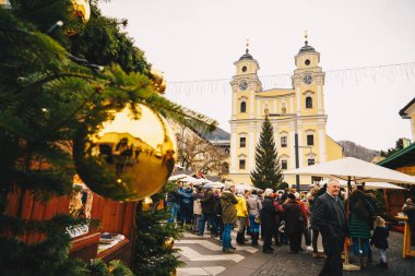 Mondsee, Avusturya - Aralık 2017: Mondsee Noel. Katolik Katedrali önünde Advent Pazar
