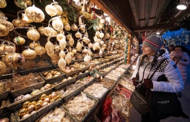 Vienna, Avusturya - Aralık 2017: Viyana ana Noel pazarında bir dükkanında arayan turist kadın