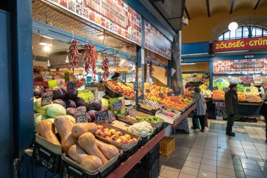 Budapeşte, Macaristan - Aralık 2017: Meyve ve sebzeler Satılık merkezi pazar Hall Budapeşte, Macaristan