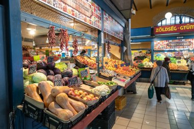 Budapeşte, Macaristan - Aralık 2017: Meyve ve sebzeler Satılık merkezi pazar Hall Budapeşte, Macaristan