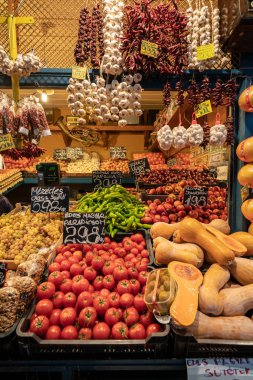 Budapeşte, Macaristan - Aralık 2017: Meyve ve sebzeler Merkezi Pazar Hall Budapeşte, Macaristan