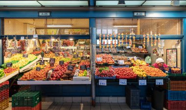 Budapeşte, Macaristan - Aralık 2017: Sebze mağaza merkezi pazar Budapeşte '