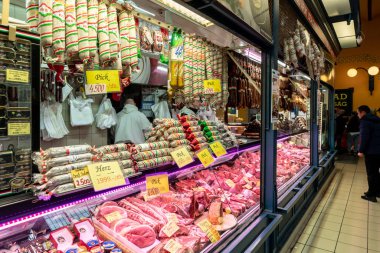 Budapest, Macaristan - Aralık 2017: Budapeşte'de büyük pazar koridorda Mağazası