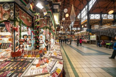 Budapeşte, Macaristan - Aralık 2017: Büyük pazar salon içinde veya Merkez Pazar Noel için dekore edilmiş salon