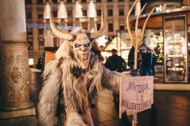 Graz, Avusturya - Aralık 2017: Krampus insanlar Graz adlı bir Krampus Festival geçit advent için Noel öncesi maskeli
