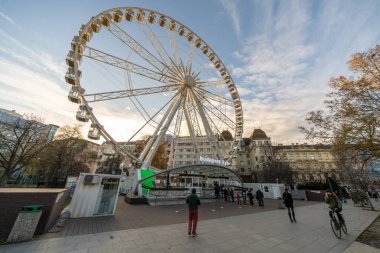 Budapeşte, Macaristan - Aralık 2017: Budapeşte göz dönme dolap turistik şehir merkezinde