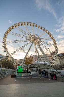 Budapeşte, Macaristan - Aralık 2017: Budapeşte göz dönme dolap turistik şehir merkezinde