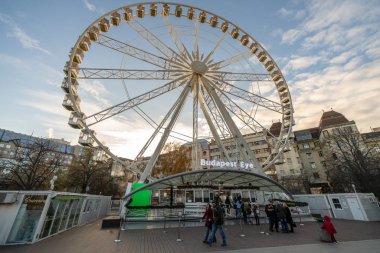 Budapeşte, Macaristan - Aralık 2017: Budapeşte göz dönme dolap turistik şehir merkezinde
