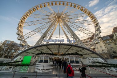 Budapeşte, Macaristan - Aralık 2017: Budapeşte göz dönme dolap turistik şehir merkezinde