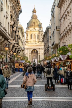 Budapeşte, Macaristan - Aralık 2017: Noel pazarı önünde St Stephen Bazilikası