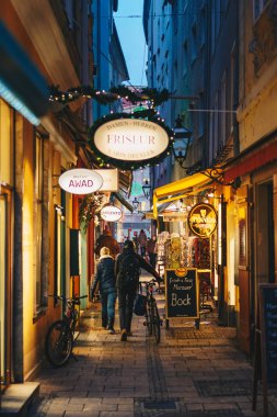 Graz, Avusturya - Aralık 2017: Advent ve Noel süsler ile dekore edilmiş Graz sokakları