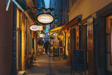 Graz, Avusturya - Aralık 2017: Advent ve Noel süsler ile dekore edilmiş Graz sokakları