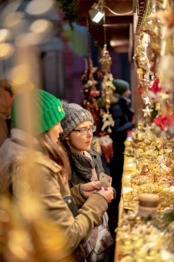 Graz, Avusturya - Aralık 2017: insanlar için presents Graz advent Noel pazarında arıyorum