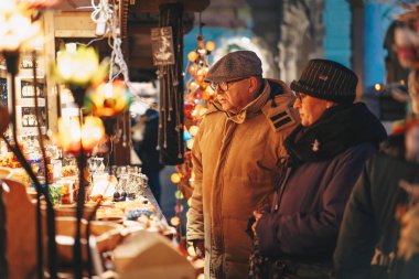 Graz, Avusturya - Aralık 2017: insanlar için presents Graz advent Noel pazarında arıyorum