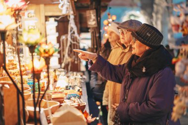 Graz, Avusturya - Aralık 2017: Graz advent Noel pazarı zevk insanlar