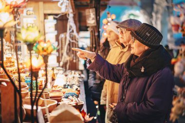 Graz, Avusturya - Aralık 2017: Graz advent Noel pazarı zevk insanlar