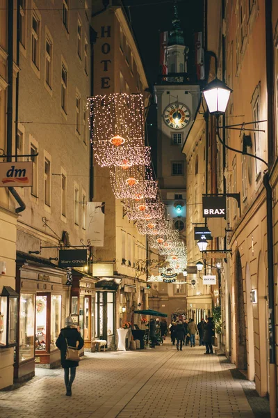 奥地利萨尔茨堡 2017年12月 为圣诞节而装饰的老城街道 — 图库照片
