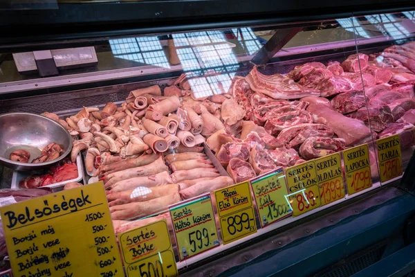 Budapest Hungría Diciembre 2017 Carne Neveras Una Tienda Gran Mercado — Foto de Stock