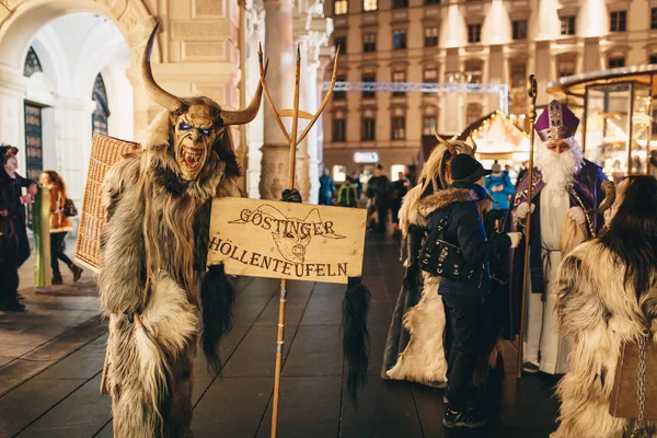Graz, Avusturya - Aralık 2017: Krampus insanlar Graz adlı bir Krampus Festival geçit advent için Noel öncesi maskeli