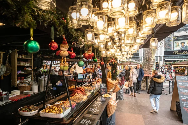 Budapest, Macaristan - Aralık 2017: Vorosmarty kare Budapeşte Noel piyasasında, Macarca sokak gıda